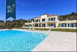 Villa with swimming pool for sale in Imperia