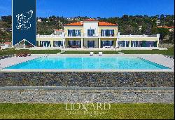 Villa with swimming pool for sale in Imperia