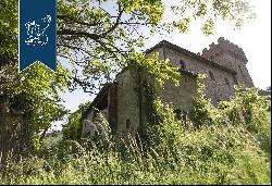 Stunning castle for sale in Arezzo's countryside