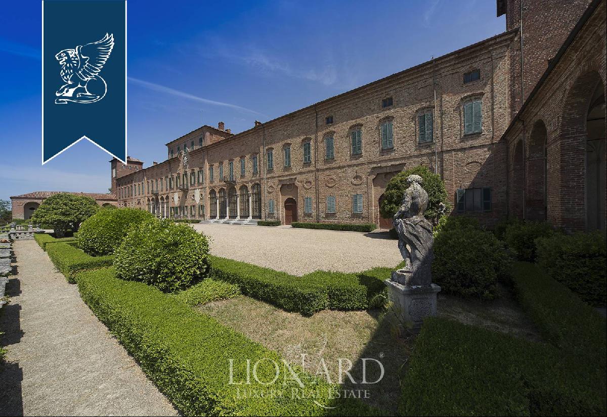 Castle Property For Sale in Italy