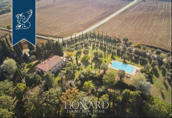 Stunning farmhouse with swimming pool for sale in Siena