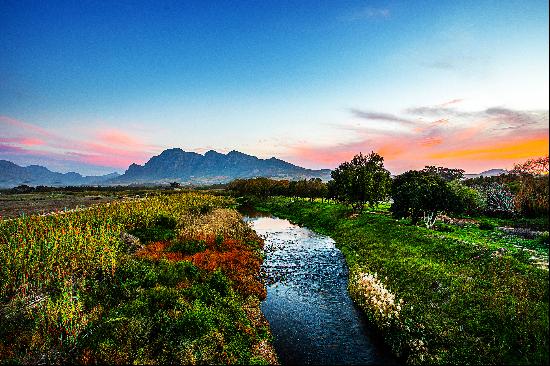 Magnificent vacant land on the banks of the Berg River in Val de Vie Estate