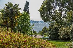 Early 20th century villa with centuries-old park and lake view