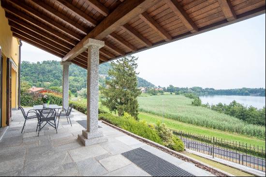 Elegant modern villa with view on Lake Montorfano