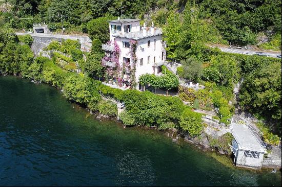 Spectacular villa perched over the lake