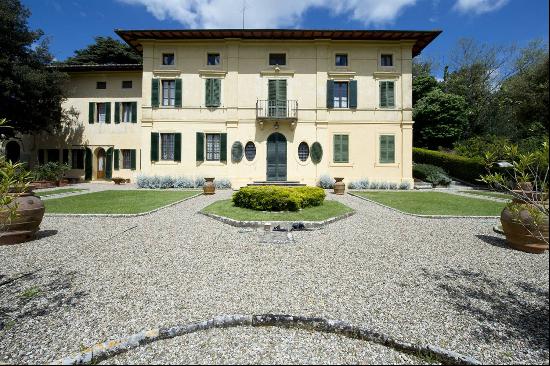 Aristocratic Villa for Sale on the Hills of Siena