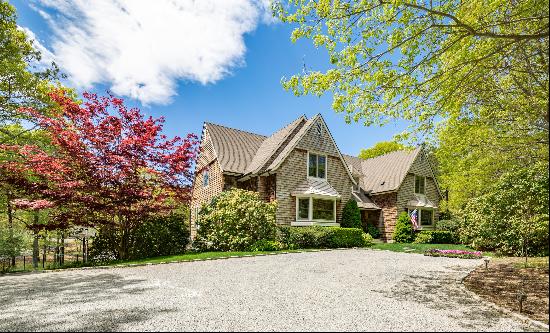 SENSATIONAL AND SOPHISTICATED EAST HAMPTON HOME