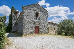 Charming farmhouse with a Xth century parish church in the Pistoia countryside