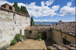 Charming farmhouse with a Xth century parish church in the Pistoia countryside