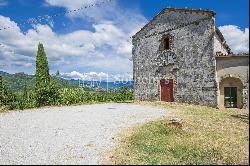 Charming farmhouse with a Xth century parish church in the Pistoia countryside