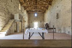 Charming farmhouse with a Xth century parish church in the Pistoia countryside