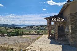 Panoramic farmhouse overlooking the Trasimeno Lake
