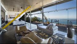 House with bold project and sea view