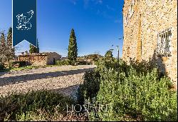 Elegant farmstead with panoramic view for sale in San Gimignano