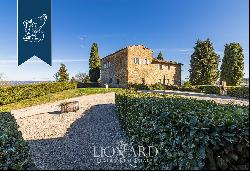 Elegant farmstead with panoramic view for sale in San Gimignano