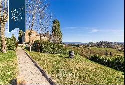 Elegant farmstead with panoramic view for sale in San Gimignano