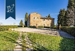 Elegant farmstead with panoramic view for sale in San Gimignano