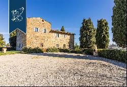 Elegant farmstead with panoramic view for sale in San Gimignano