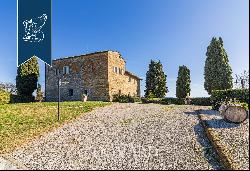 Elegant farmstead with panoramic view for sale in San Gimignano