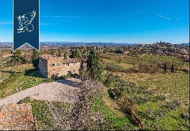 Elegant farmstead with panoramic view for sale in San Gimignano