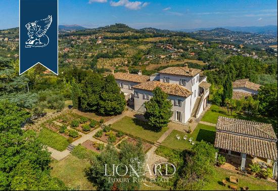 Stunning villa with English-style garden for sale in Perugia