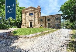 Ancient 12th-century hamlet for sale in the province of Forlì-Cesena