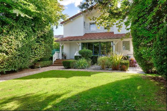 Rueil-Malmaison St. Cucufa – An elegant family home