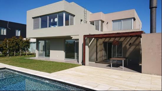 Casa moderna con vista al Golf en Venta y Alquiler