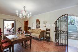 Stunning 18th century villa with large land