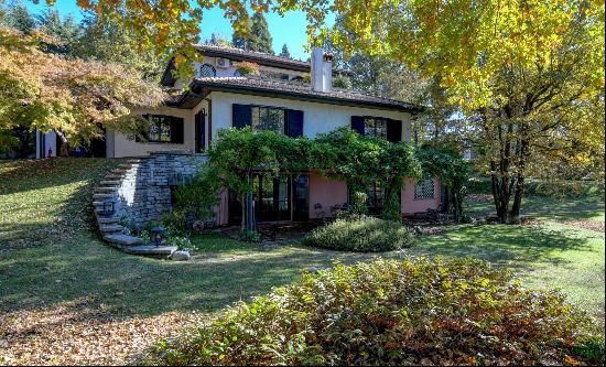 Beautiful villa with a landscaped garden and double car garage in Como.