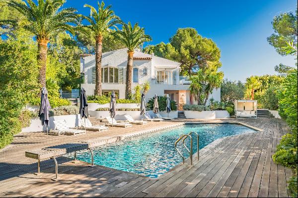 Beautiful provencal villa for sale in Super Cannes with elegant interiors, additional gues