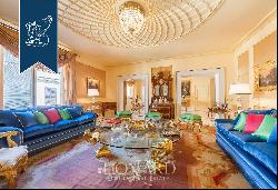 Four-storey prestigious property with a rooftop terrace for sale in Piazza Barberini, Cent