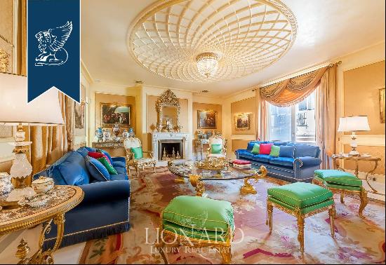 Four-storey prestigious property with a rooftop terrace for sale in Piazza Barberini, Cent