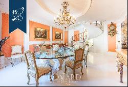 Four-storey prestigious property with a rooftop terrace for sale in Piazza Barberini, Cent