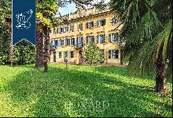 Prestigious period estate surrounded by a big leafy park on the outskirts of Turin