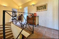 Charming house for sale in Sant'Antonino with pool & well-kept garden