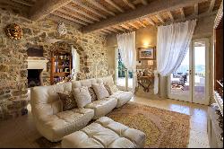 Marvelous newly restored farmhouse close to Montalcino