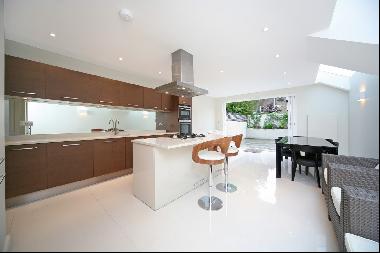 A stunning five bedroom family house to rent in Parsons Green. 