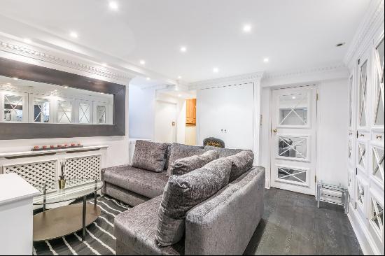 A bright and spacious studio apartment to rent in Hampstead NW3.