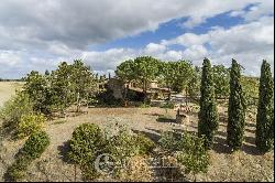 Ref. 6497 Panoramic and exclusive farmhouse with land in Pienza