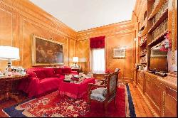 Ref. 3222 Elegant building in the historic center of Rome