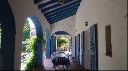 Near Perpignan : Manor house with tree-lined garden