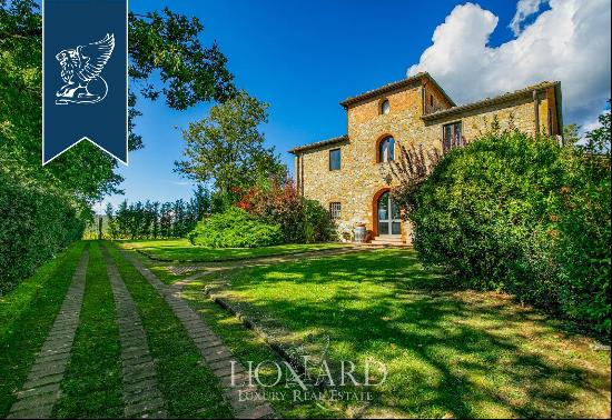 Stunning farmhouse surrounded by the Tuscan countryside