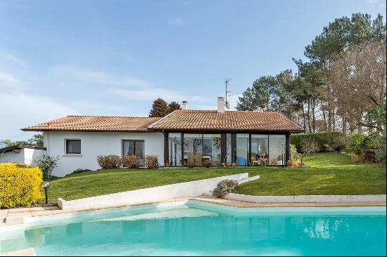 BASSUSSARRY, BRIGHT 254 M² HOUSE WITH POOL