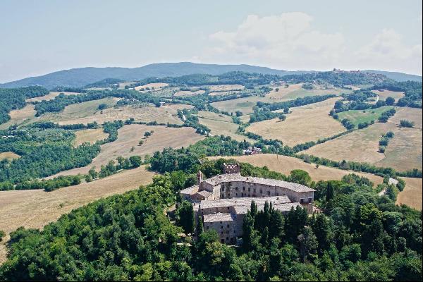 Incredible castle and hamlet of the 12th century in the countryside of Siena