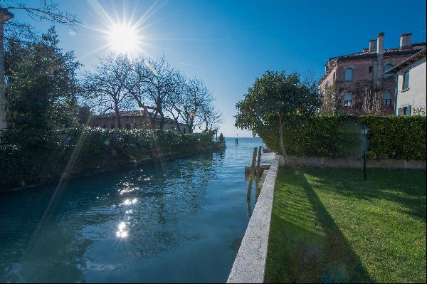 Extraordinary apartment for sale with a garden overlooking a canal and a private dock in L