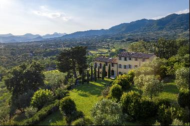 Exclusive estate for sale in Capannori, Lucca.