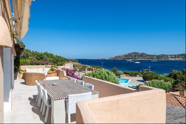 Elegant apartment located in the Cala Romantica complex with a communal pool, close to the