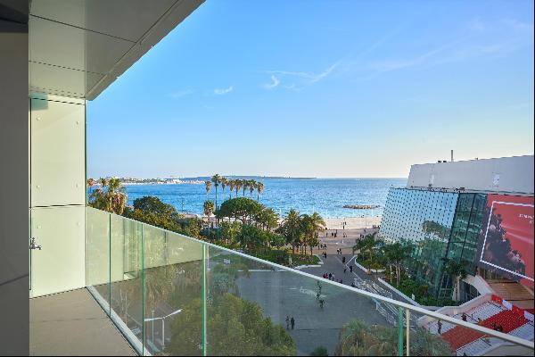 Impressive 3-bedroom/4-room apartment for sale on the waterfront of Cannes' Croisette with