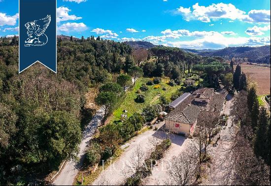 Stunning villa with a big park framed by Tuscany's stunning hills